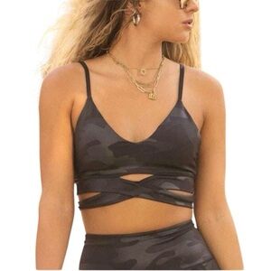 ❤️ SOMMER RAY Crossover Active Bra
black snake print size small